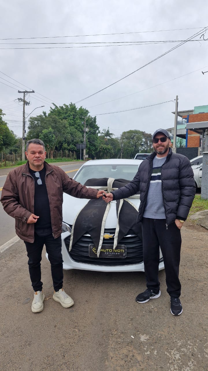 Aperto de mãos na entrega de um sedã branco